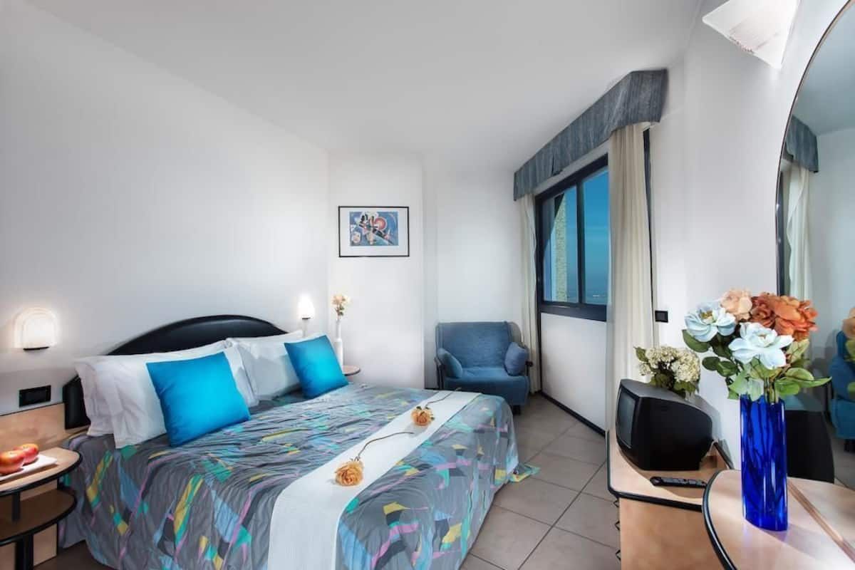 In-room safe, desk, iron/ironing board, free WiFi