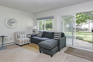 Småhus, 3 soverom, ved strandkanten | Oppholdsrom | Flatskjerm-TV og peis