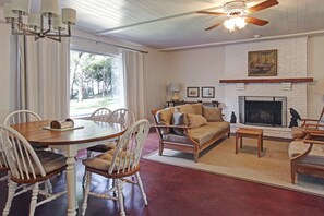 平房, 3 間臥室, 海濱 | 客廳 | 平面電視、壁爐