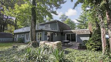 Cottage, 3 Bedrooms, Beachfront | Property grounds