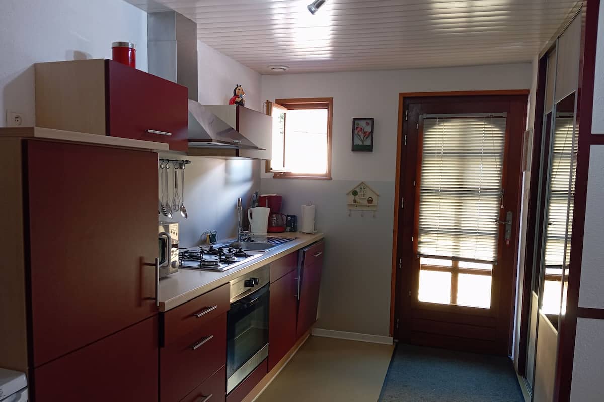Casa de campo (Gîte du Grébiay) | Cocina privada | Refrigerador, microondas, tostadora y periquera