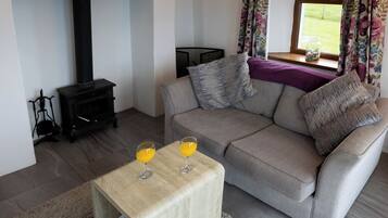 Traditional Cottage, 1 King Bed, Ocean View | Living area | 28-inch flat-screen TV with satellite channels, TV, fireplace