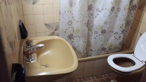 Ducha y bañera combinadas y toallas