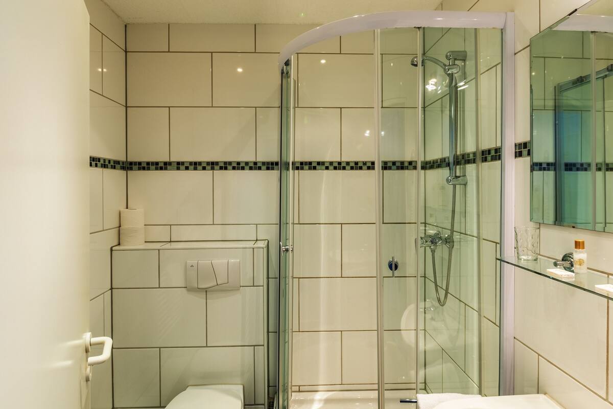 shower, free toiletries, towels