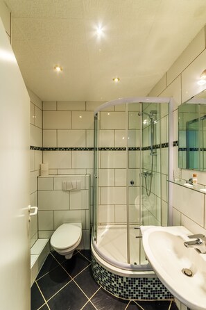 Shower, free toiletries, towels