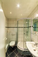 Shower, free toiletries, towels