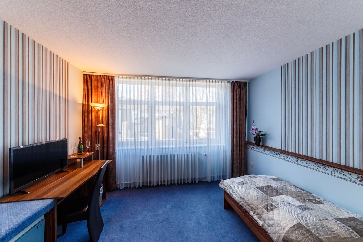 Single Room | Desk, free WiFi, bed sheets