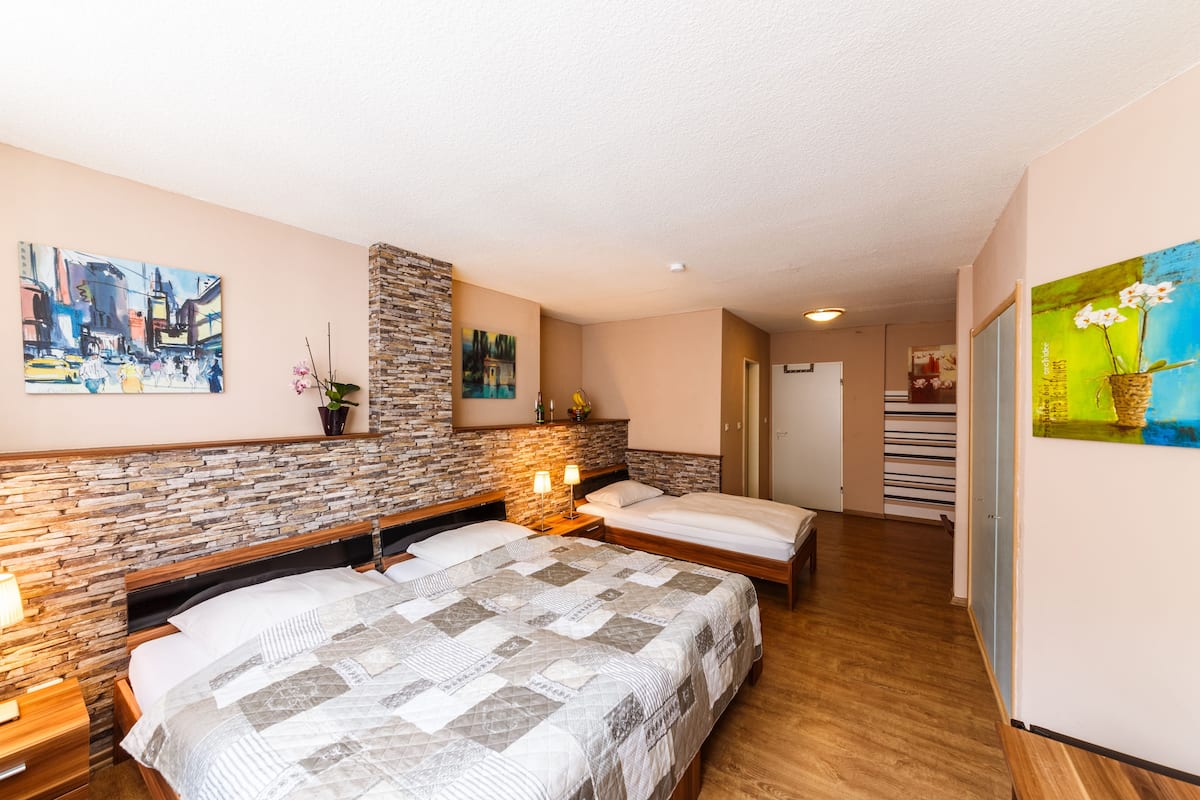 Triple Room | Desk, free WiFi, bed sheets