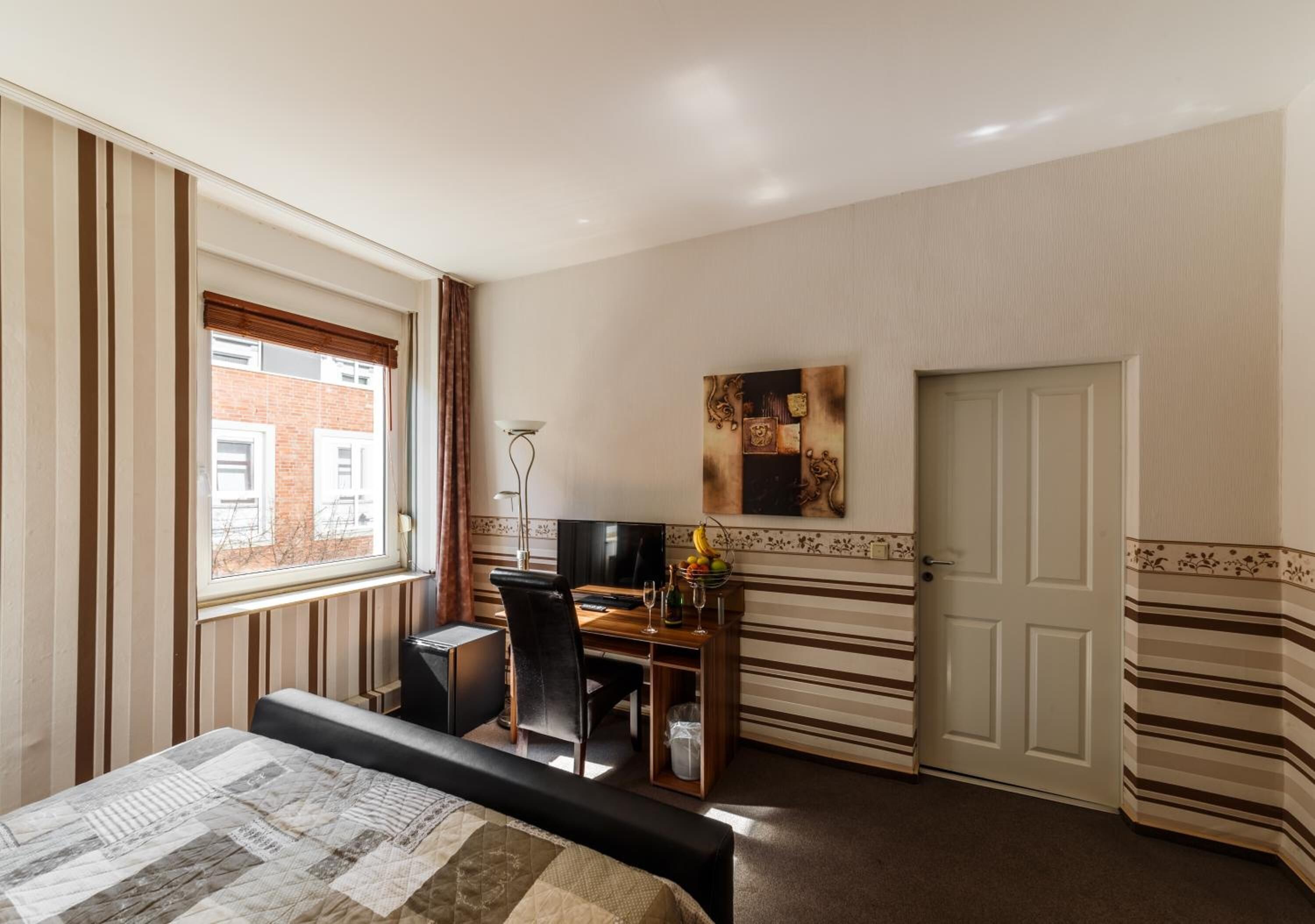 desk, free wifi, bed sheets