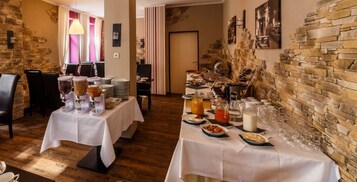 Free daily buffet breakfast