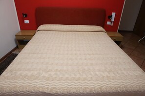 Dobbeltrom, fjellutsikt | Dundyner, skrivebord, barnesenger og wi-fi (inkludert)