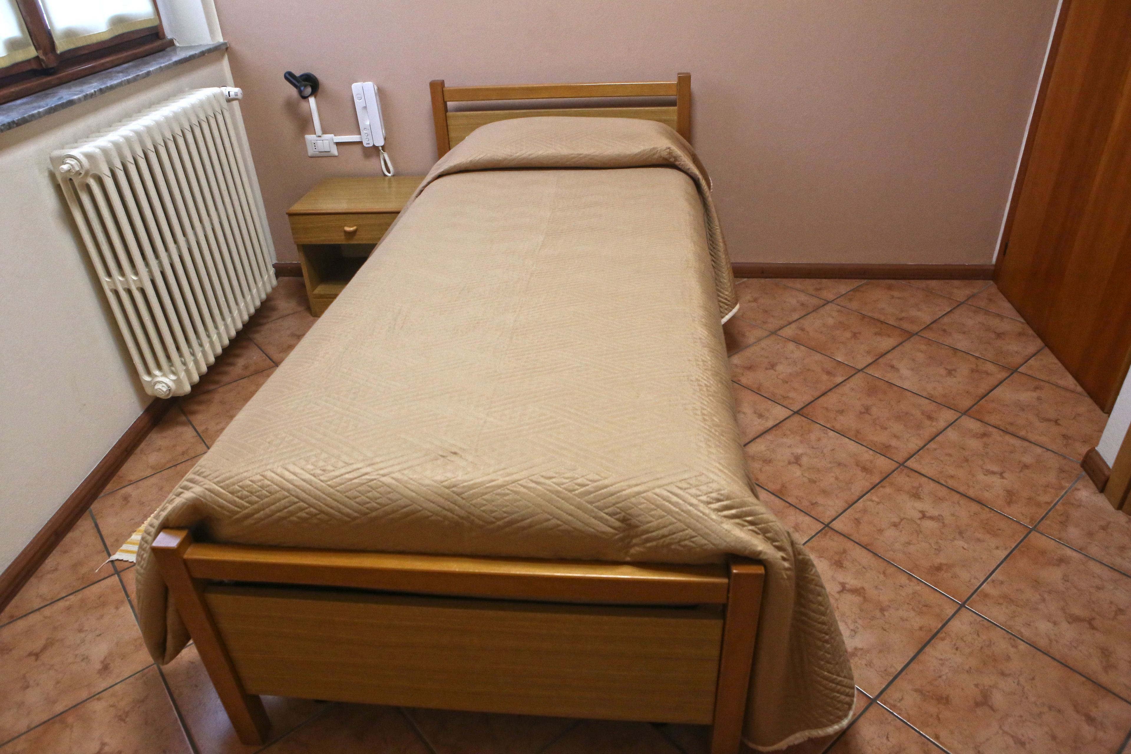 deluxe single room | down duvets, desk, cots/infant beds, free wifi