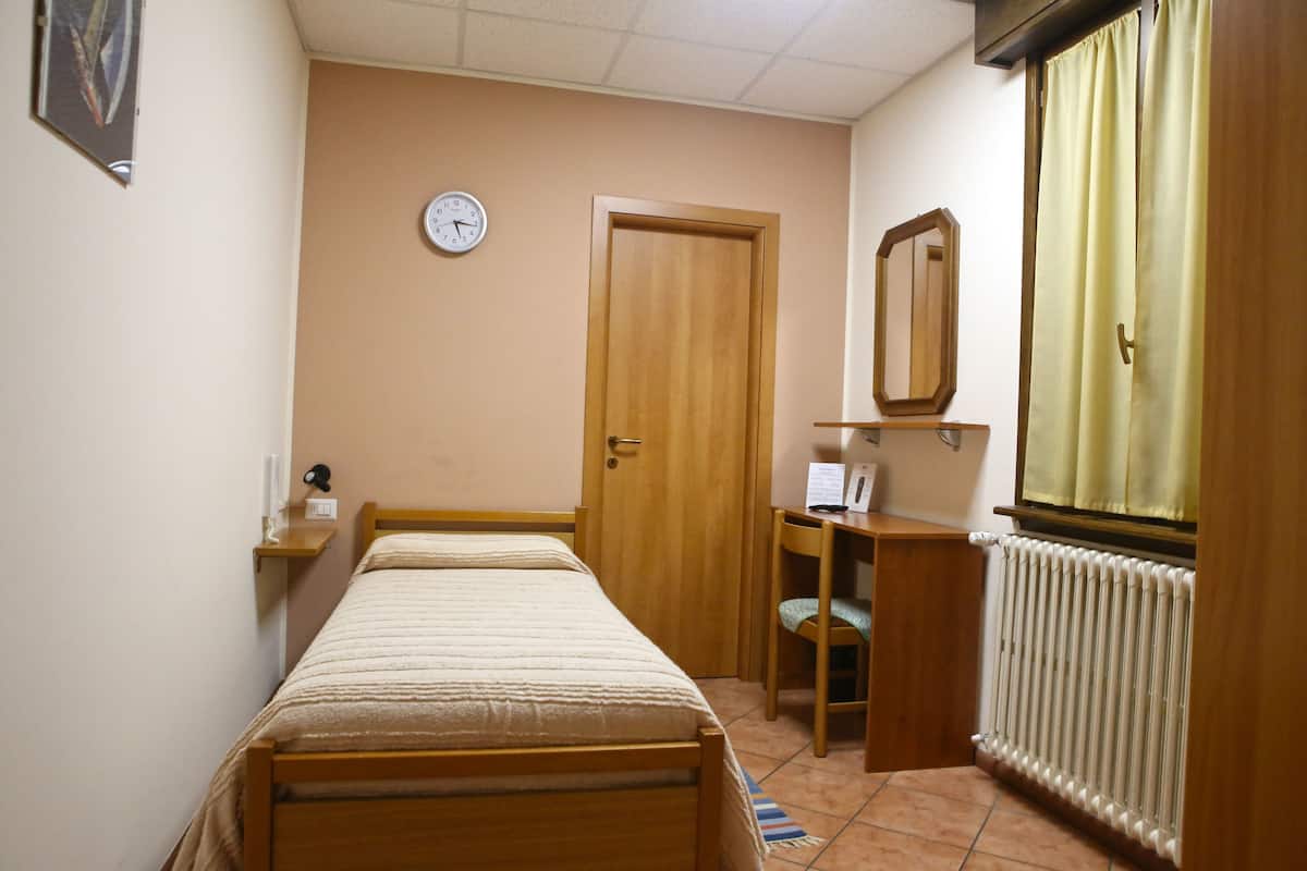 Eenpersoonskamer (Internal) | Donzen dekbedden, een bureau, babybedden, gratis wifi
