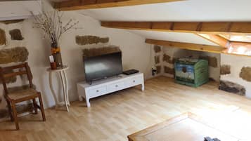 Romantic Loft, Non Smoking (Aston & Djinn) | Premium bedding, individually decorated, individually furnished