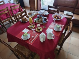 Se sirven cenas y cocina regional