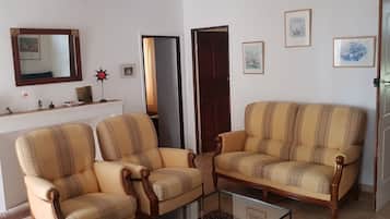 Suite Keluarga, 2 kamar tidur, Bebas Asap Rokok, pemandangan lembah (Bianca) | Ruang keluarga | TV layar datar