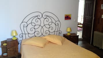 Suite Keluarga, 2 kamar tidur, Bebas Asap Rokok, pemandangan lembah (Bianca) | Seprai premium dan didekorasi berbeda-beda