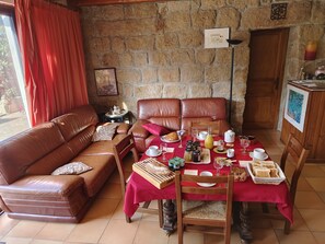 Dinner served, Regional cuisine - L'Orca Di San Gavinu (Figari)