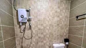 Double Room | Bathroom | Shower, free toiletries, towels - Silver Sky Hotel (Batu Caves)