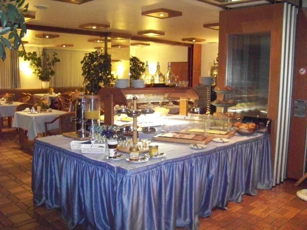 breakfast and dinner served, german cuisine