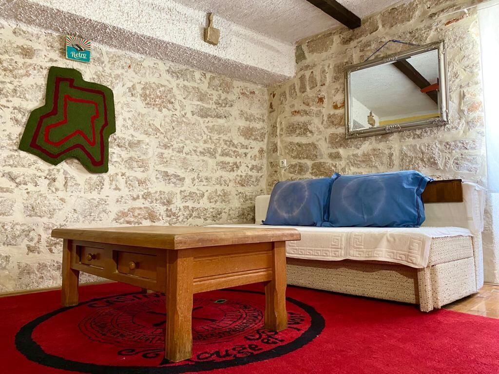 Apartamento, 1 quarto | Área de estar | TV de tela plana, livros