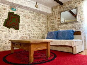 Apartment, 1 Bedroom | Ruang tamu | TV skrin rata, buku-buku 