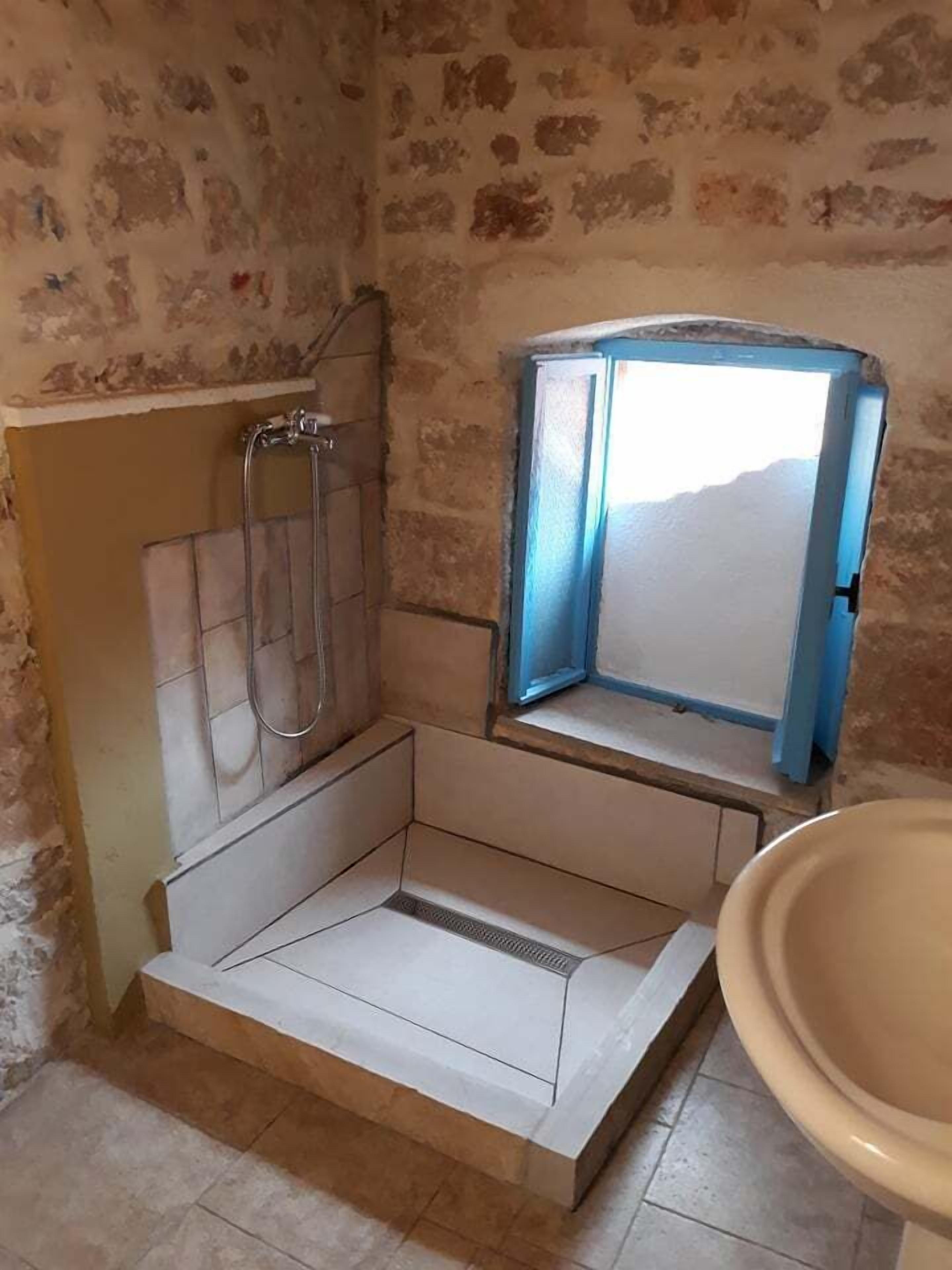 Un baño con ducha, lavamanos e inodoro.
