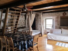 Deluxe Apartment | Living area | Flat-screen TV, books