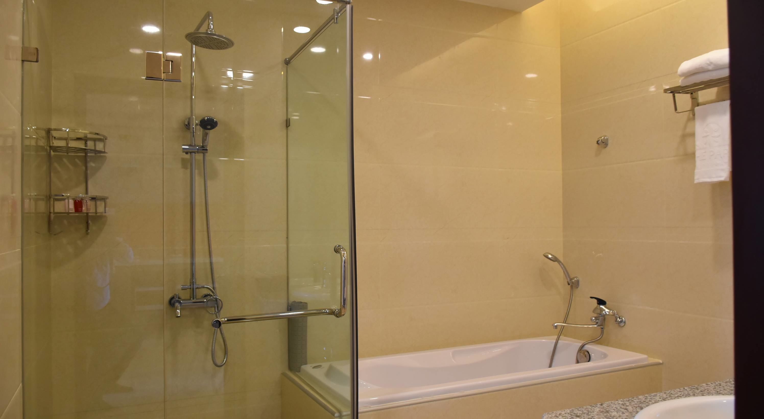 superior suite, 1 bedroom, park view | bathroom | separate bathtub and shower, free toiletries, towels
