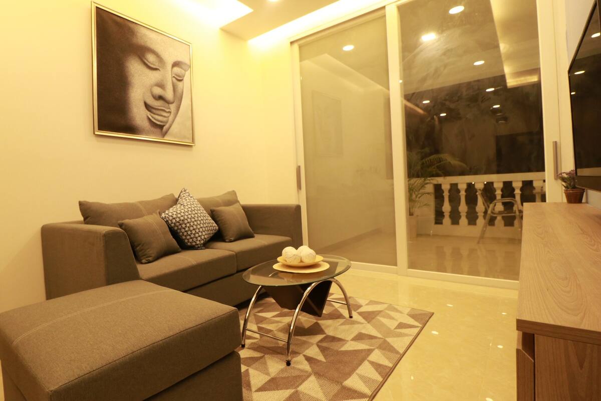 Superior Suite, 1 Bedroom, Park View | Ruang tamu | 32 inci televisyen skrin rata dengan kabel, TV 