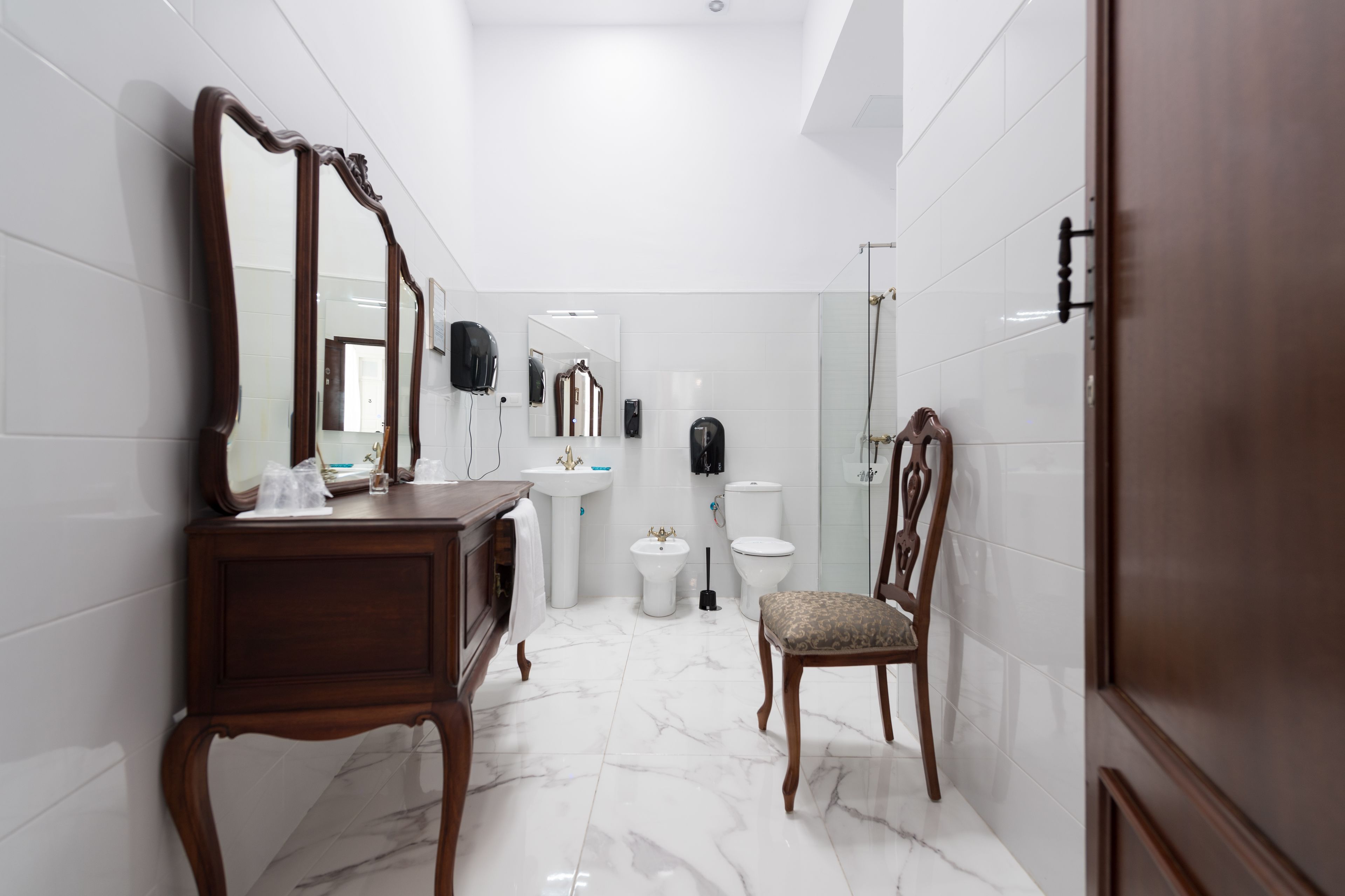 Buồng tắm vòi sen, đồ dùng nhà tắm miễn phí, máy sấy tóc, khăn tắm 