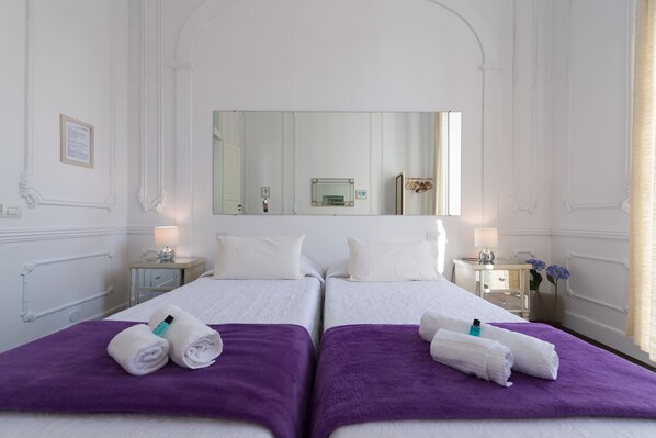 Twin Room, Private Bathroom, City View (External Bath) | Coffee and/or coffee maker