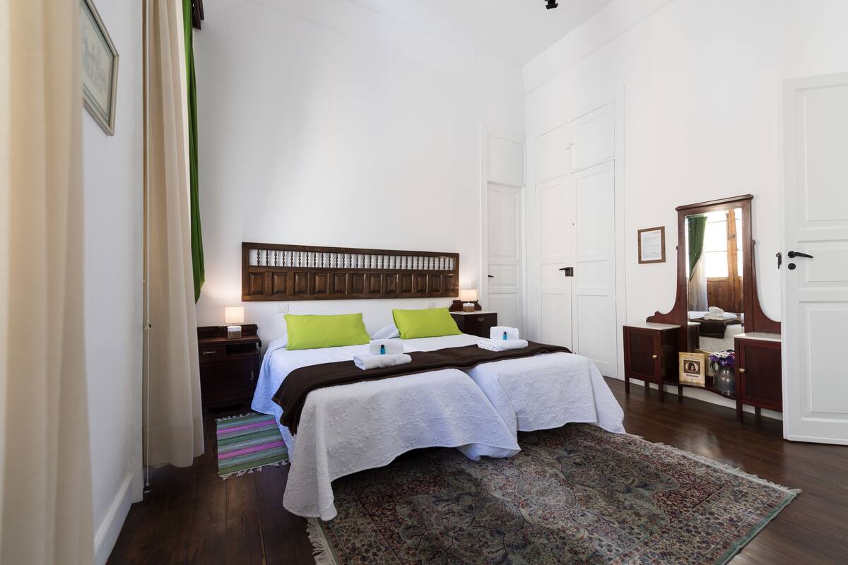 Twin Room, Shared Bathroom, City View | Desk, blackout curtains, iron/ironing board (on request)