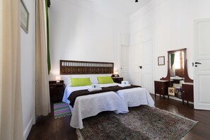 Desk, blackout curtains, iron/ironing board, free cots/infant beds - Casa Cinzia (Las Palmas de Gran Canaria)