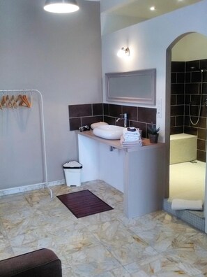 Baignoire relaxante profonde, articles de toilette gratuits