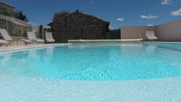 Kolam renang outdoor musiman, dengan payung kolam renang