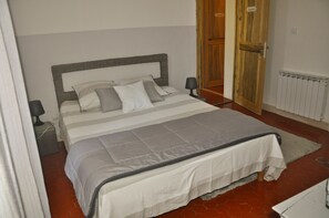 Comfort Double Room, 1 Queen Bed | 1 bedroom, individually decorated, individually furnished - Le Jas Vieux (Montfort)