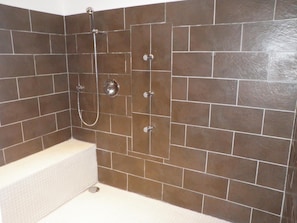 Baignoire relaxante profonde, articles de toilette gratuits