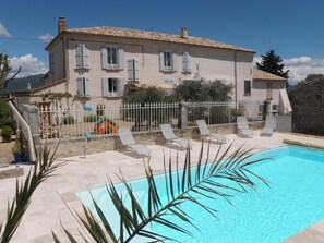 Piscine extérieure (ouverte en saison), parasols de plage