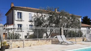 Una piscina al aire libre de temporada, sombrillas