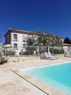 季節限定屋外プール、プール パラソル、サンラウンジャー