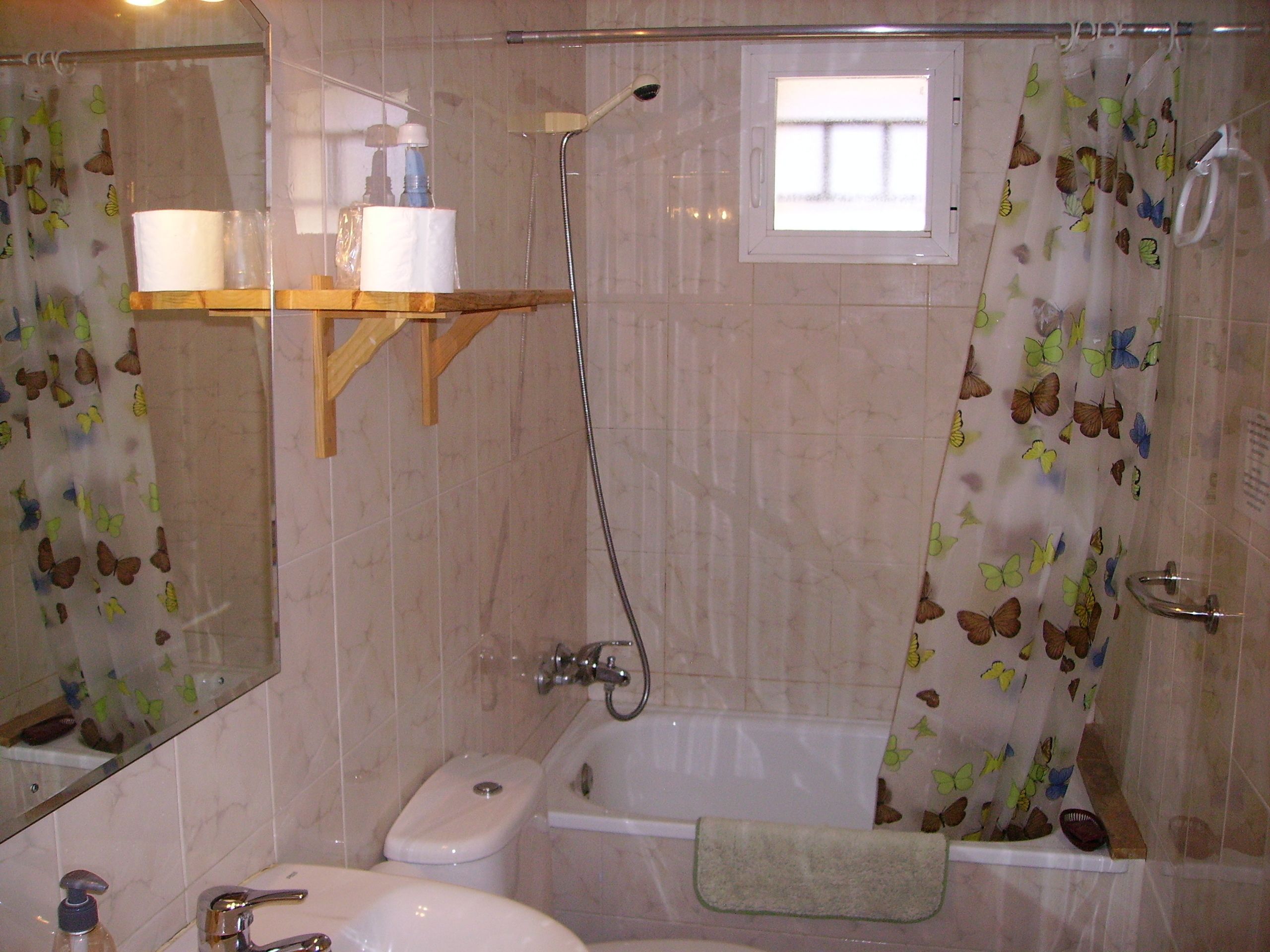 Habitación cuádruple, vistas a la montaña | Baño | Cabezal de ducha tipo lluvia y artículos de higiene personal gratuitos