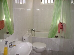 Habitación económica doble, vistas a la montaña | Baño | Cabezal de ducha tipo lluvia y artículos de higiene personal gratuitos