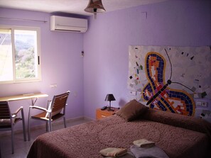 Desk, blackout drapes, rollaway beds, free WiFi - Ca Les Barberes (Pauls)