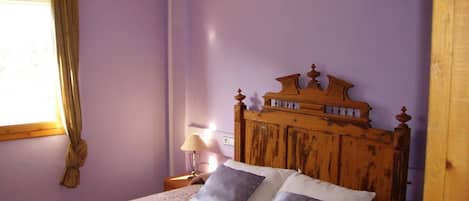Habitación cuádruple, vista a la montaña | Escritorio, cortinas blackout, camas extra y wifi gratis