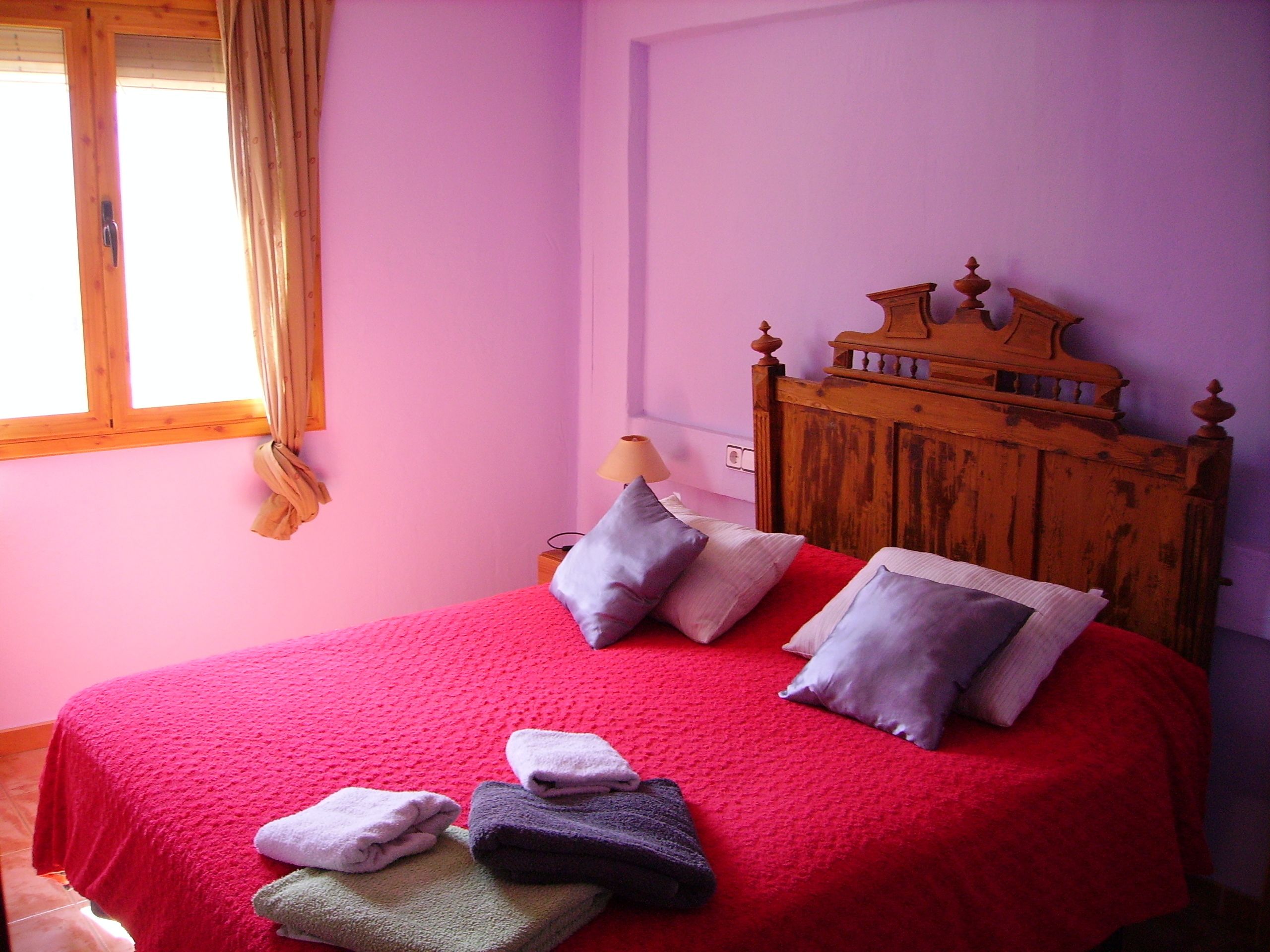 Escritorio, cortinas opacas, camas supletorias y wifi gratis