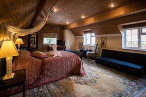 Escrivaninha, cortinas blackout, ferros/tábuas de passar roupa