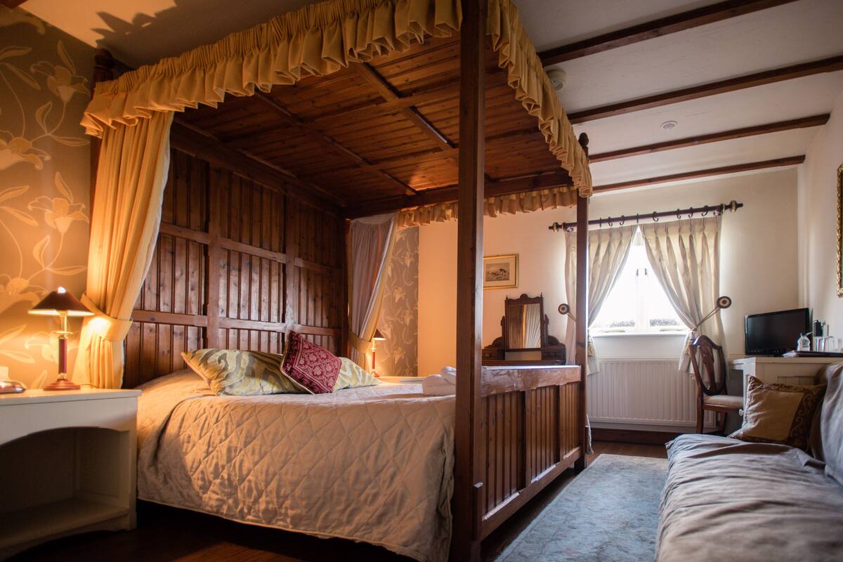 Double Room (Four Poster Bed) | Desk, blackout drapes, iron/ironing board, WiFi (free)
