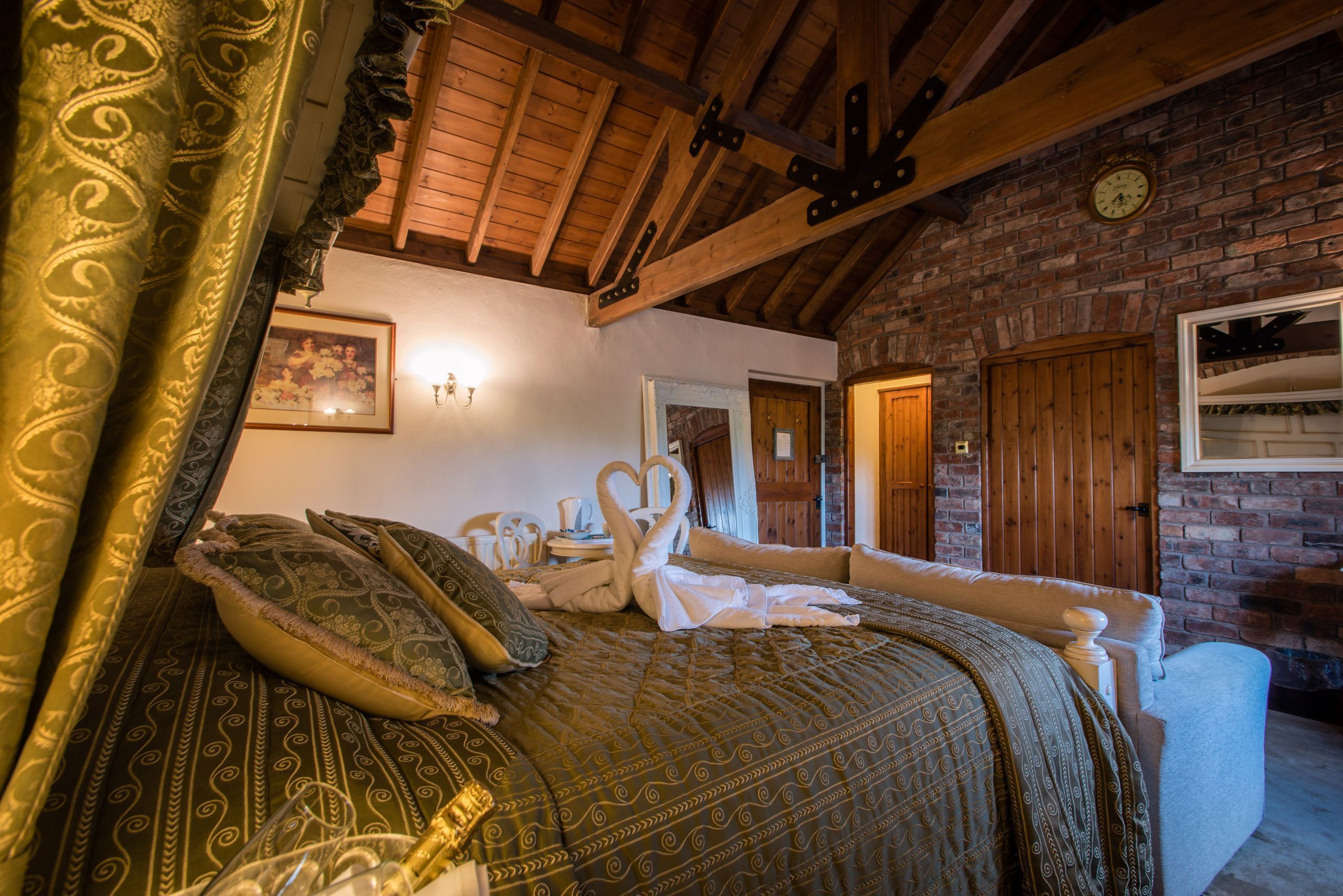 Suite (Bridal) | Desk, blackout curtains, iron/ironing board, free WiFi