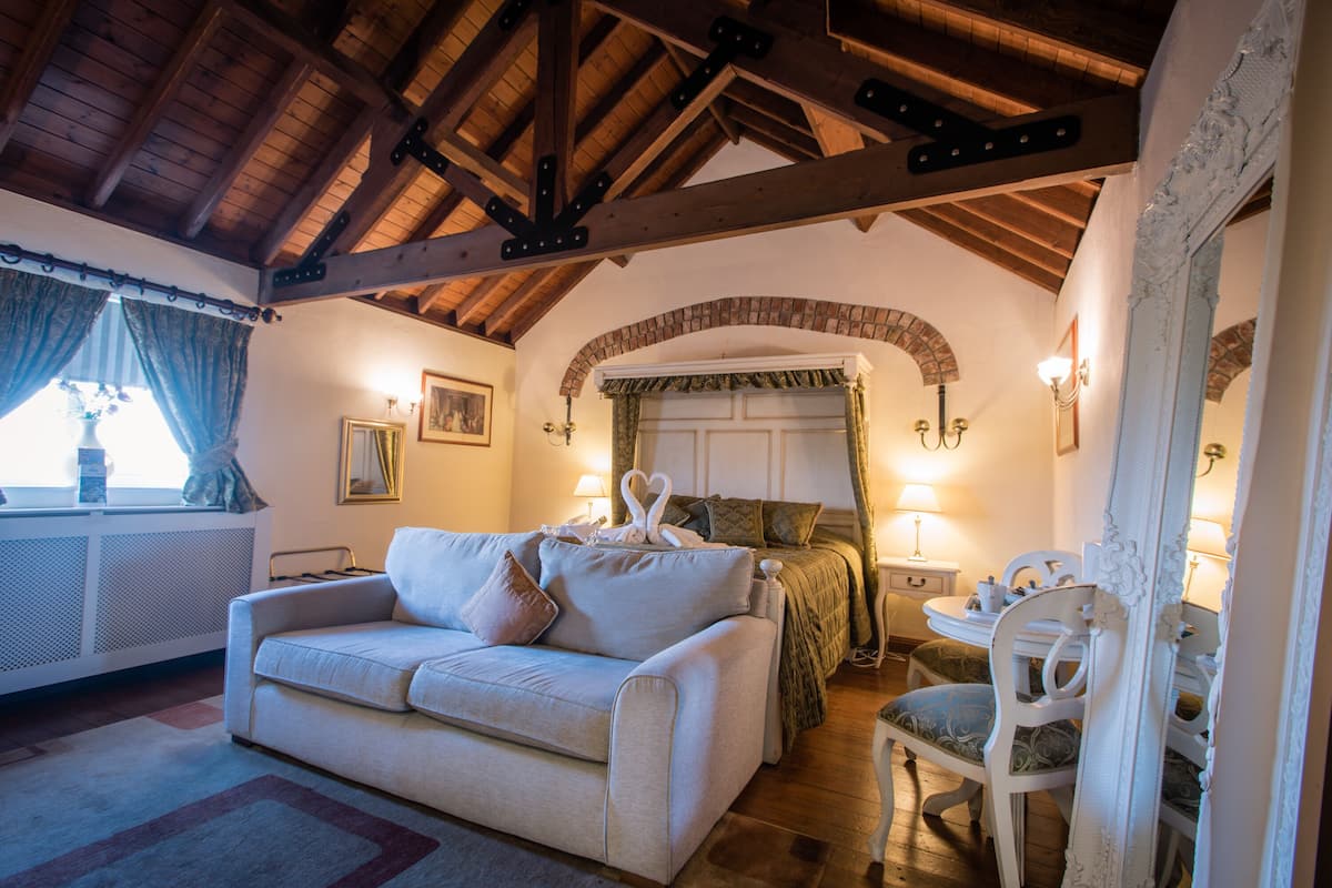 Suite (Bridal) | Desk, blackout drapes, iron/ironing board, WiFi (free)